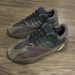 adidas Yeezy 700 ‘Mauve’